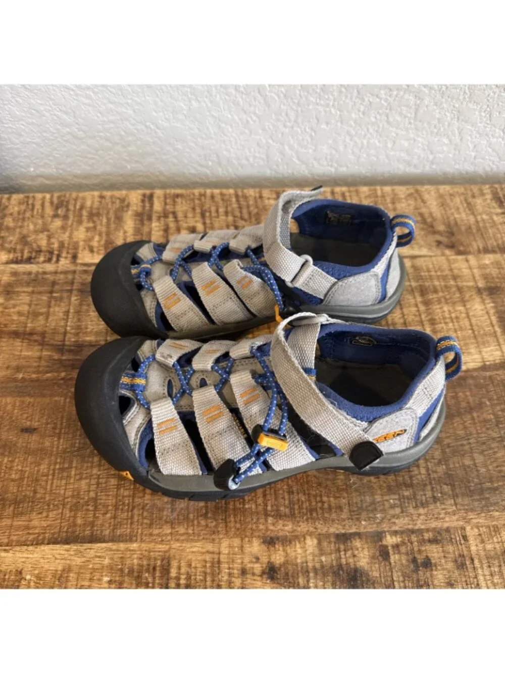 Keens Kids Sandals Gray size 2 YOUTH Washable Hiking Outdoor Boys Closed Toe
